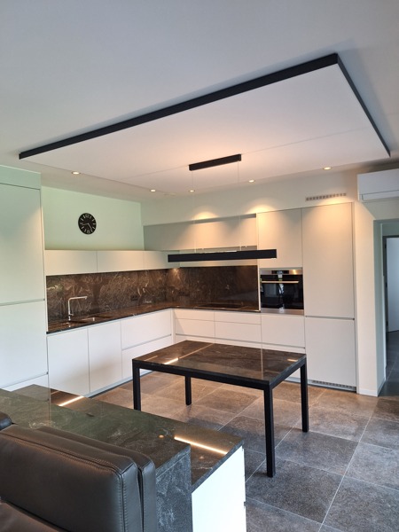 COUSTceiling blanc avec un cadre noir