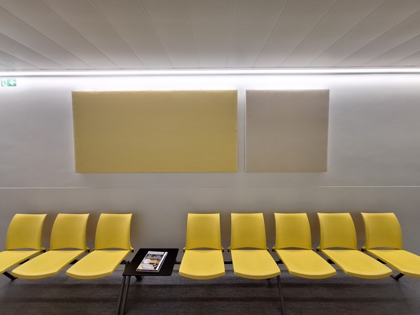 COUSTpanel geel - Gang met gele stoelen