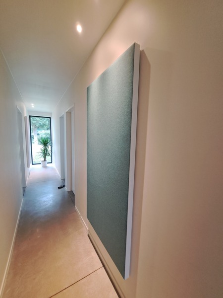 COUSTpanel bleu dans un couloir blanc