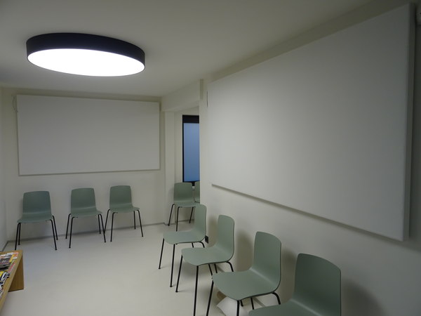 COUSTpanel, white in a waiting room