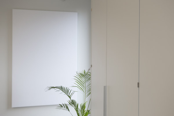 COUSTpanel blanc sur un mur blanc