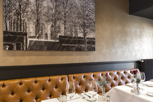 COUSTpanel avec une photo dans un restaurant