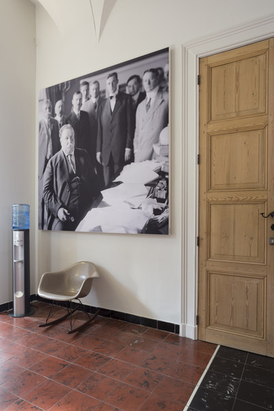 COUSTpanel with picture in entrance