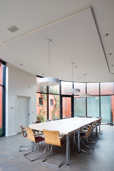 COUSTceiling dans une salle de réunions avec passages pour les luminaires